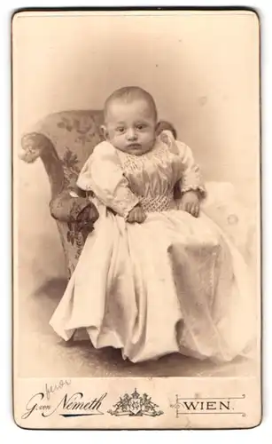 Fotografie G. von Nemeth, Wien, Piaristengasse 20, Kleines Kind sitzt auf einem Kindersessel