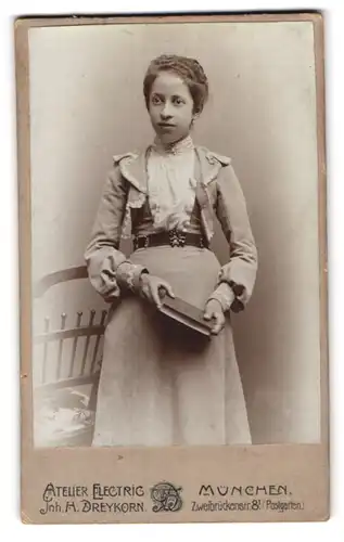 Fotografie H. Dreykorn, München, Zweibrückenstr. 8, Junge Dame im Kleid mit einem Buch