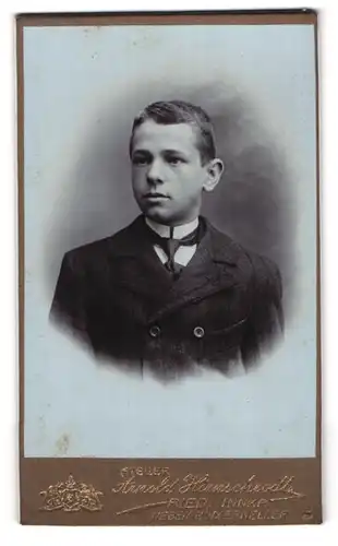 Fotografie Arnold Hirnschrodt, Ried /Innkr., Junger Herr im Anzug mit Krawatte