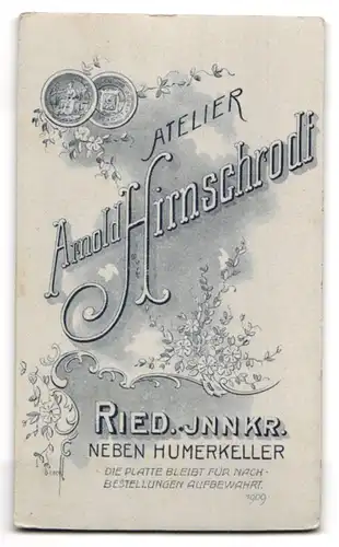 Fotografie Arnold Hirnschrodt, Ried /Innkr., Junger Herr im Anzug mit Krawatte