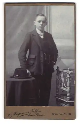 Fotografie Franz Hargassner`s Nachf., Braunau am Inn, Junger Mann im Anzug mit Krawatte