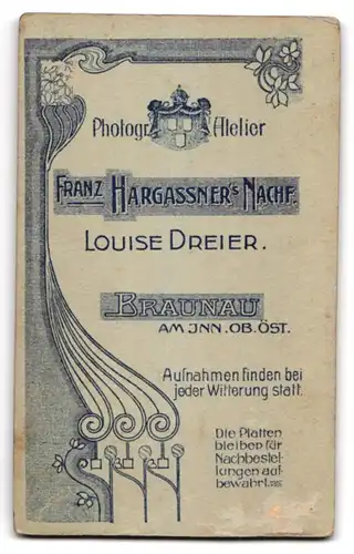 Fotografie Franz Hargassner`s Nachf., Braunau am Inn, Zwei junge Damen in modischer Kleidung mit Buch