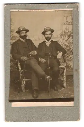Fotografie unbekannter Fotograf und Ort, Zwei modisch gekleideter Herren mit Schirm