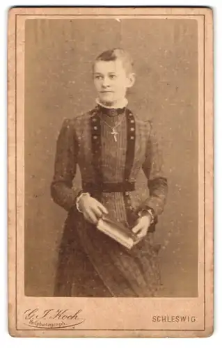 Fotografie G. J. Koch, Schleswig, Lollfuss 118-120, Junge Dame im Kleid mit Kreuzkette und Buch