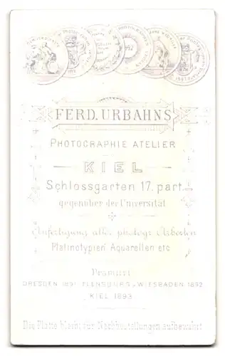 Fotografie Ferd. Urbahns, Kiel, Schlossgarten 17, Junger Herr im Anzug mit Krawatte