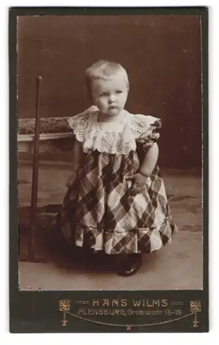 Fotografie Hans Wilms, Flensburg, Grossestr. 15-19, Kleines Mädchen im karierten Kleid