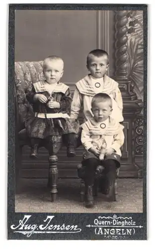 Fotografie Aug. Jensen, Quern-Dingholz /Angeln, Drei kleine Jungen in modischer Kleidung
