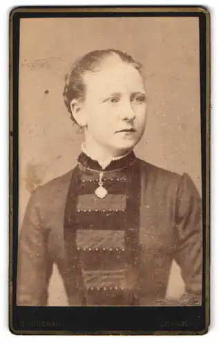 Fotografie H. Schumann, Flensburg, Holm 1, Junge Dame im modischen Kleid mit Halskette
