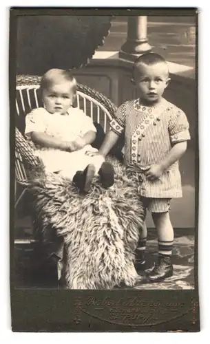 Fotografie Robert Hannemann, Satrup i /A., Kleiner Junge in modischer Kleidung mit Kleinkind