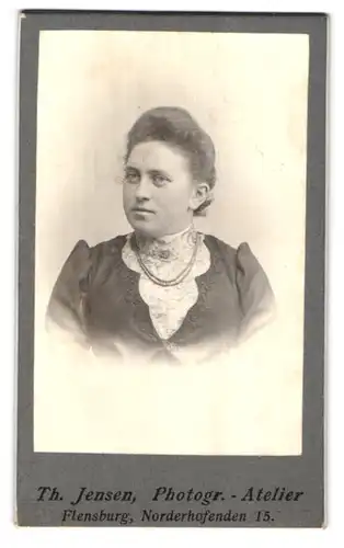 Fotografie Th. Jensen, Flensburg, Norderhofenden 15, Junge Dame mit Kragenbrosche und Halskette
