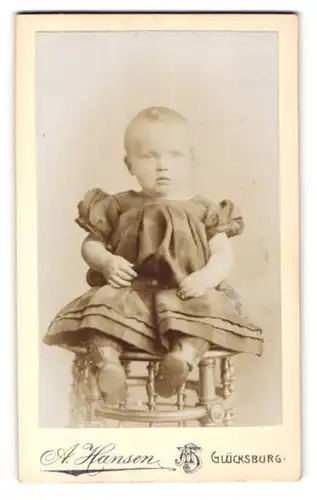 Fotografie A. Hansen, Glücksburg, Kleines Kind im Kleid