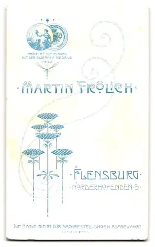 Fotografie Martin Frölich, Flensburg, Norderhofenden 9, Junge Dame im Samtkleid mit Buch