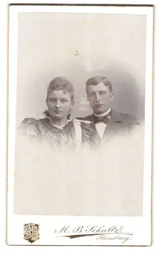 Fotografie M. B. Schultz, Flensburg, Norderhofenden 13, Junges Paar in hübscher Kleidung