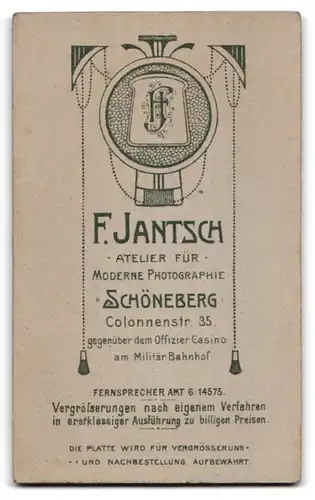 Fotografie Atelier Jantsch, Berlin-Schöneberg, Colonnenstrasse 35, Sitzender Soldat mit Mittelscheitel