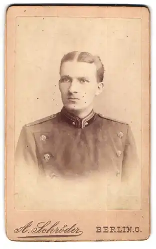 Fotografie A. Schröder, Berlin, Gr. Frankfurterstrasse 117, Uffz in Uniform mit Mittelscheitel