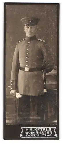 Fotografie H. C. Ketels, Neumünster, Kasernenstrasse 40, Junger Soldat mit Portepee am Degen