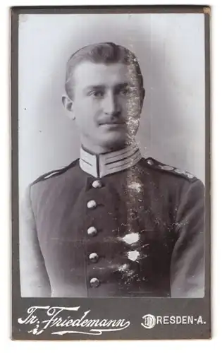 Fotografie Tr. Friedemann, Dresden, Rosenstrasse 48, Junger Soldat in Gardeuniform mit Oberlippenbart