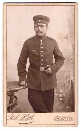 Fotografie Rich. Huth, Bautzen, Schülergasse, Soldat in Uniform und Schnauzbart