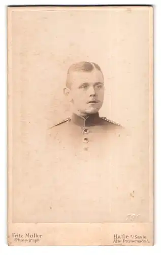 Fotografie Fritz Möller, Halle /Saale, Alte Promenade 1, Portrait eines uniformierten Soldaten