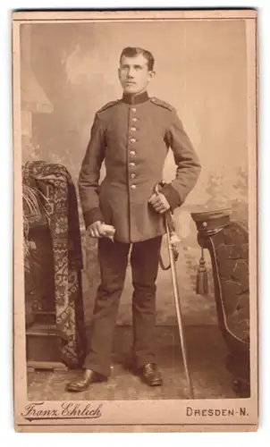 Fotografie Franz Ehrlich, Dresden, Königsbrücker-Strasse 50, Junger Soldat mit Säbel