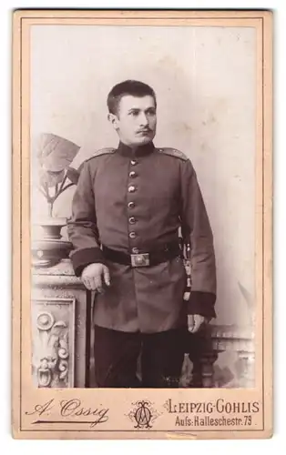 Fotografie A. Ossig, Leipzig-Gohlis, Äussere Halleschestrasse 79, Soldat in Uniform posiert am Schrank