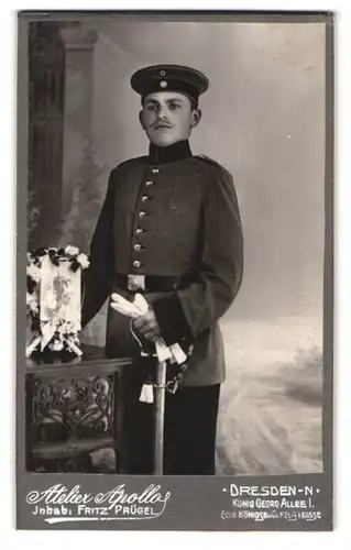 Fotografie Atelier Apollo, Dresden, König George Allee 1, Junger Soldat in Uniform mit weissen Handschuhen