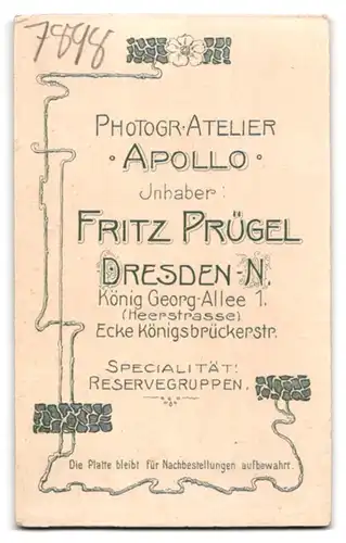 Fotografie Atelier Apollo, Dresden, König George Allee 1, Junger Soldat in Uniform mit weissen Handschuhen