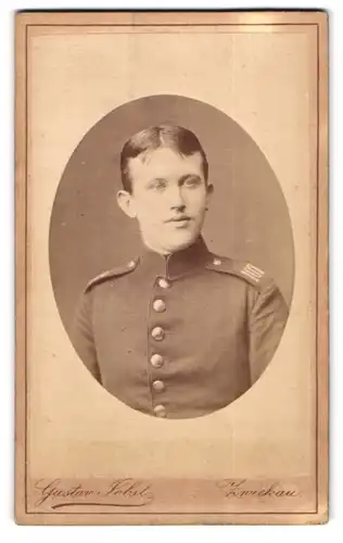 Fotografie Gustav Jobst, Zwickau, äussere Schneebergerstrasse 20, Portrait eines Soldaten in Uniform