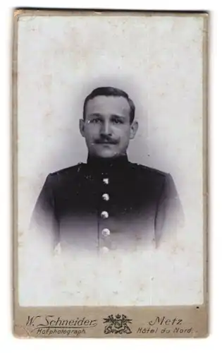 Fotografie W. Schneider, Metz, Hôtel du Nord, Portrait eins Soldaten in Unform