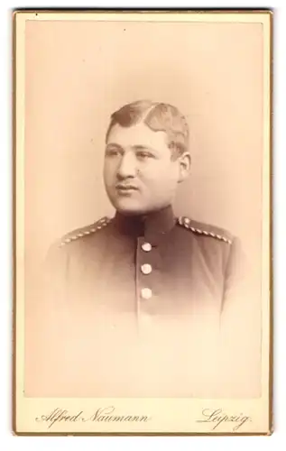 Fotografie Alfred Neumann, Leipzig, Dorothenstrasse, Portrait eines jungen Soldaten in Uniform
