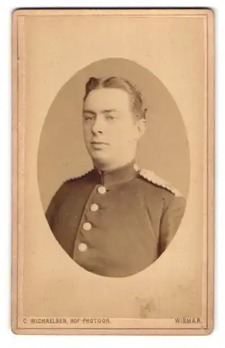 Fotografie C. Michaelsen, Wismar, Krämerstrasse 19, Portrait eines Soldaten in Uniform