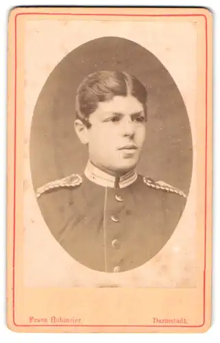 Fotografie Franz Hohmeier, Darmstadt, Frankfurter Strasse 3, Junger Einjährig-Freiwilliger mit Mittelscheitel