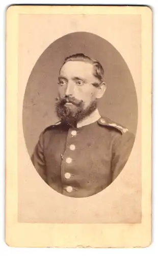 Fotografie W. Rudolph, Darmstadt, Bleichstrasse 9, Soldat in Gardeuniform