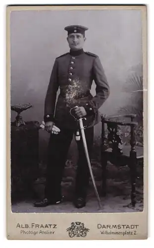 Fotografie Alb. Fraatz, Darmstadt, Wilhelminenplatz 2, Soldat mit Säbel und Portepee