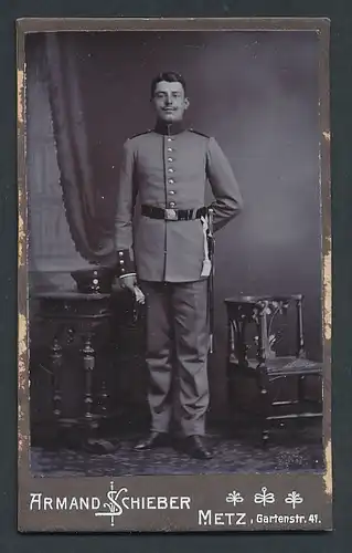 Fotografie Armand Schieber, Metz, Gartenstrasse 41, Junger Soldat mit Säbel in stolzer Körperhaltung