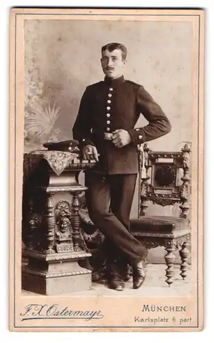 Fotografie F. X. Ostermayr, München, Karlsplatz 6, Junger Soldat in Uniform in eleganter Haltung