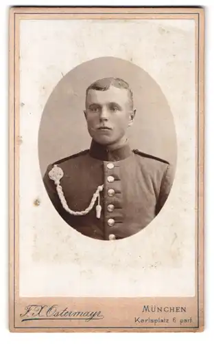 Fotografie F. X. Ostermayr, München, Karlsplatz 6, Junger Soldat in Uniform mit Schützenschnur
