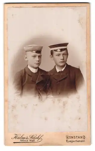 Fotografie Hahns Nachf., Konstanz, Rosgartenstr., Portrait zwei junge Studenten in Anzügen mit Schirmmützen