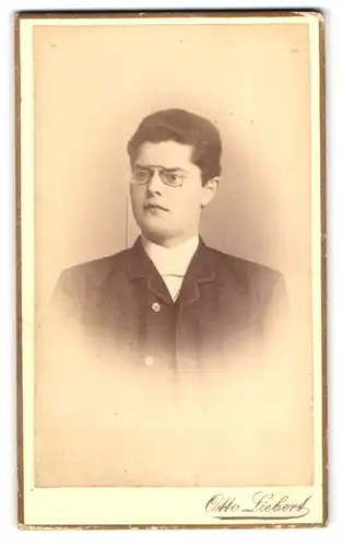 Fotografie Otto Liebert, Holzminden, Portrait junger Student Fritz Reis im Anzug mit Zwicker Brille, 1891