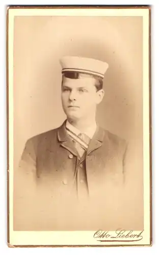 Fotografie Otto Liebert, Holzminden, Portrait junger Student im Anzug mit Tellermütze und Couleur