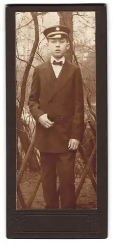 Fotografie unbekannter Fotograf und Ort, Portrait junger Knabe als Student im Anzug mit Schirmmütze