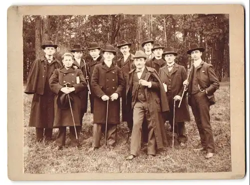 Fotografie unbekannter Fotograf und Ort, junge Studenten in Anzügen mit Wanderstöcken beim Ausflug 1905