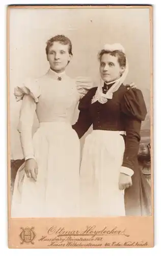 Fotografie Ottmar Heydecker, Hamburg, Steinstr. 147, Portrait zwei Dienstmädchen in Uniform mot Schürze und Haube