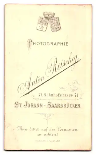 Fotografie Anton Reischig, St. Johann, Portrait junger Knabe in Bäckerkleidung stehend im Atelier