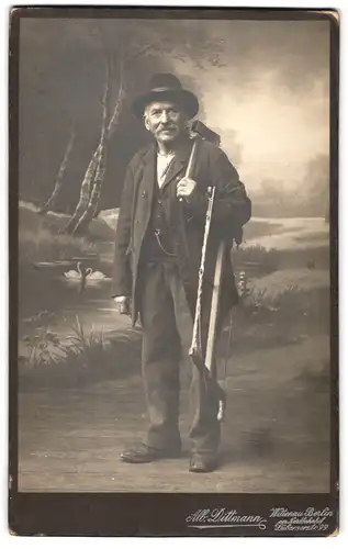 Fotografie Alb. Dittmann, Berlin, Lübarserstr. 99, Portrait älterer Herr als Holzbearbeiter mit Axt und Bogensäge