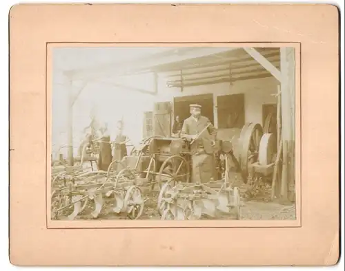 Fotografie unbekannter Fotograf und Ort, Portrait Landmaschinenbauer mit zwei Azubis und Pflug Maschinen