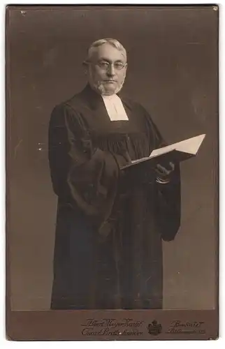 Fotografie Albert Meyer Nachf., Berlin, Potsdamerstr. 125, Prediger Peronne im Talar mit Backenbart und Collar