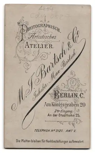 Fotografie M. F. Bartselle & Co., Berlin, Am Königsgraben 20, junger Mann im weisser Uniform als Backergeselle