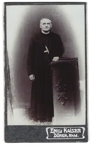 Fotografie Emil Kaiser, Düren, Pater Münster im Talar mit Kruzifix