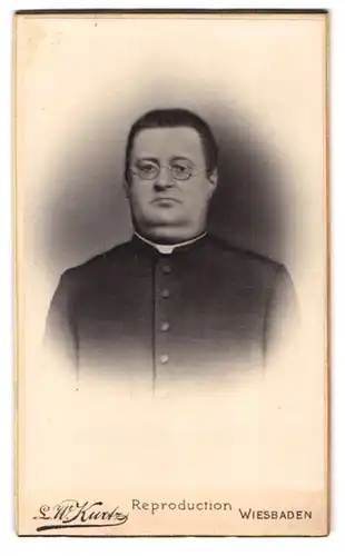 Fotografie L. W. Kurtz, Wiesbaden, Fridrichstr. 4, Portrait Pfarrer im Anzug mit Collar und Brille